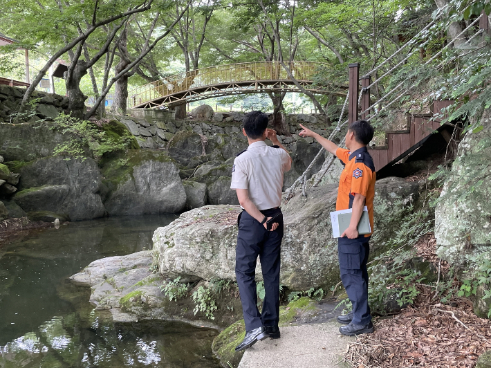 용오름계곡을 가리키고 있다. 순천소방서 제공