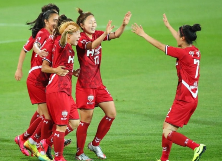 지난 2020년 15일 인천 남동경기장에서 열린 2020 여자프로축구 WK리그 개막전 인천 현대제철 레드엔젤스와 수원도시공사 여자축구단의 경기. 현대제철 이소담이 선취골을 넣은 뒤 동료들과 기뻐하고 있다. 연합뉴스