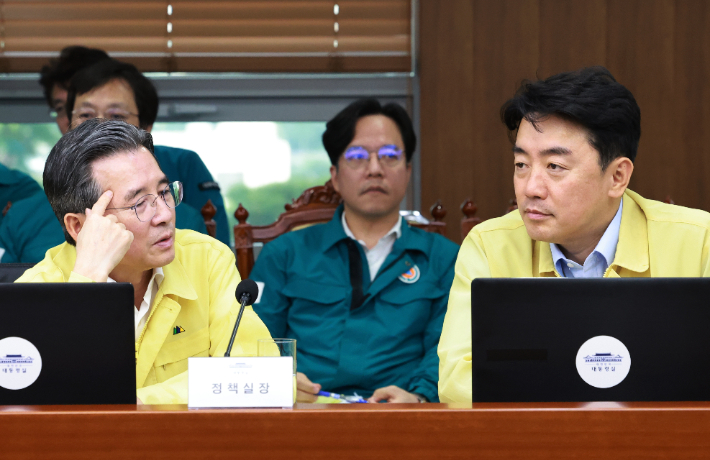 강훈식 대통령비서실장(오른쪽)과 김용범 대통령실 정책실장이 서울 용산 대통령실 청사에서 열린 수석·보좌관 회의에 참석해 논의하고 있다. 연합뉴스
