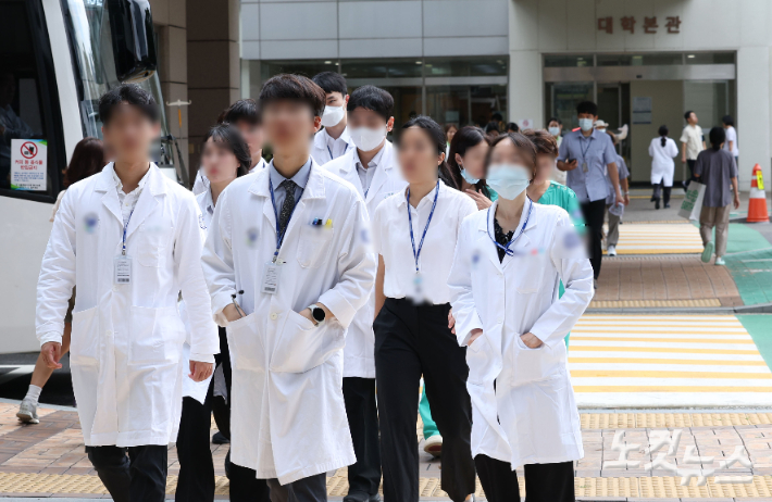 지난해 2월 의과대학 증원 정책에 반발해 병원을 떠났던 전공의들이 수련병원에 복귀한 1일 서울 시내의 한 대학병원에 의료진들이 이동하고 있다. 류영주 기자