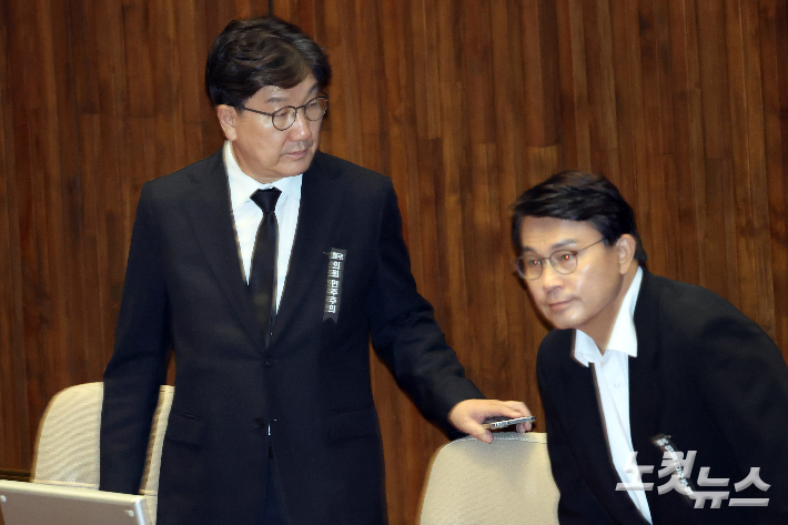 1일 서울 여의도 국회에서 열린 제429회 국회(정기회) 개회식에 국민의힘 권성동 의원이 참석하고 있다. 오른쪽은 윤상현. 의원. 윤창원 기자