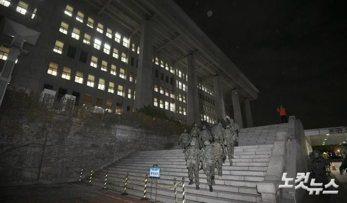 이동하는 계엄군. 박종민 기자