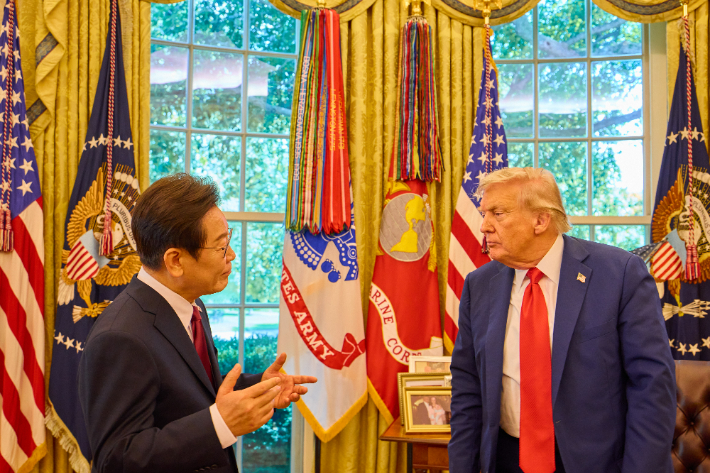 이재명 대통령이 25일(현지시간) 미국 워싱턴DC 백악관 오벌오피스에서 열린 한미 정상회담뒤 도널드 트럼프 미국 대통령과 대화하고 있다. 연합뉴스