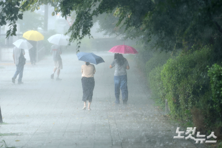 우산을 쓴 시민들이 발걸음을 재촉하고 있다. 류영주 기자