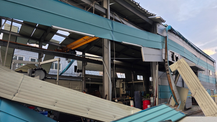 1일 오후 4시 50분쯤 광주 광산구 비아동 한 공장에서 산소가스통이 폭발해 샌드위치 패널 외벽이 무너져 내린 모습. 광주 광산구 제공