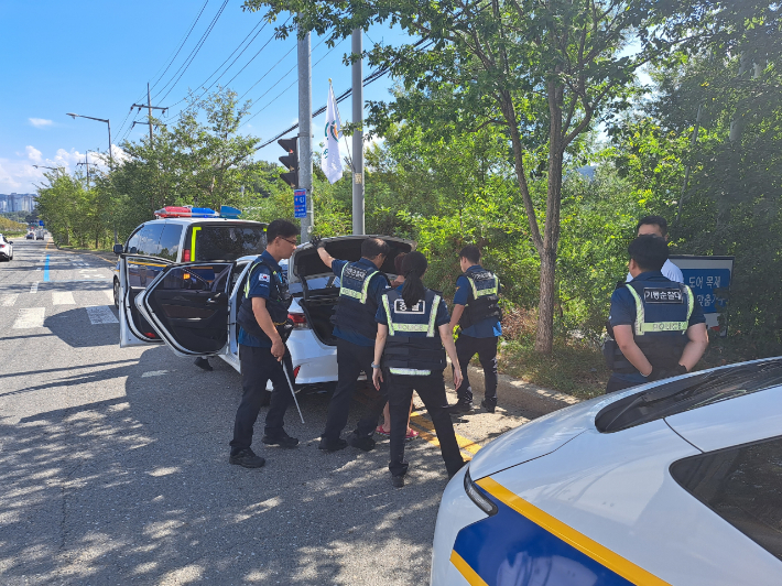 순찰중 지명수배범을 발견하고 긴급 체포에 나선 대전경찰청 기동순찰대. 대전경찰청 제공