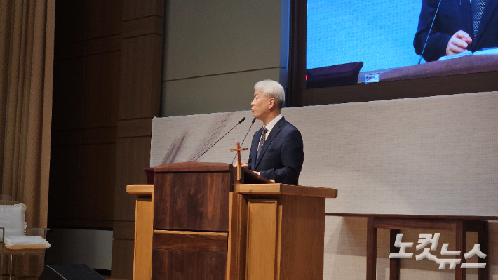 2025 횡성군기독교연합회 부흥성회에 강사로 초청된 포도원교회 김문훈 목사가 말씀을 전하고 있다. 최재훈 VJ