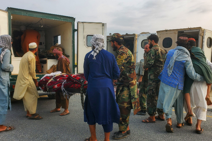 아프간 지진 부상자 이송. 연합뉴스