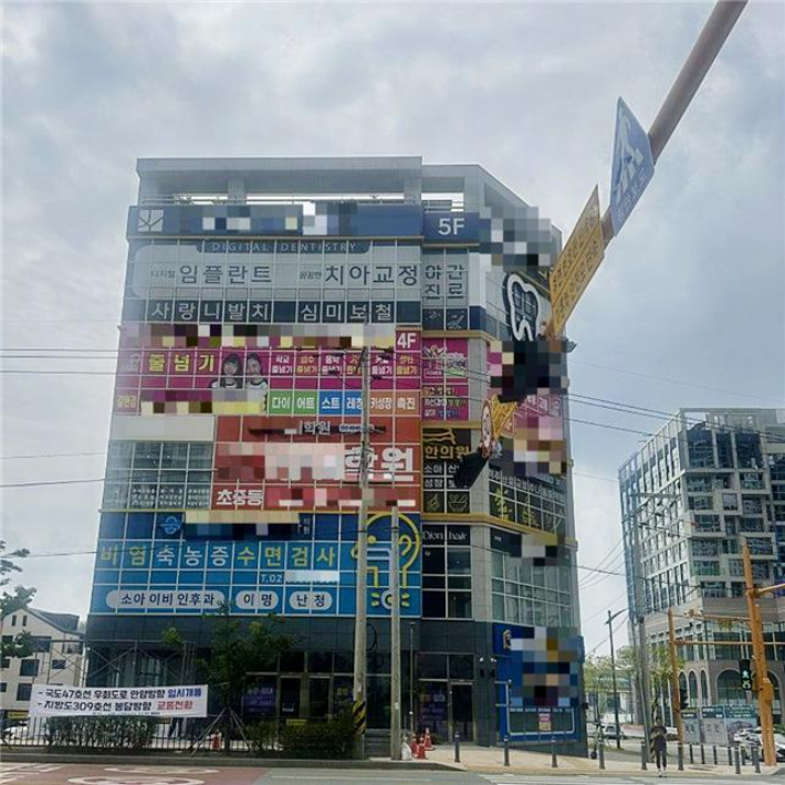 과천시 내 무분별한 창문 광고물 모습. 박주리 의원 제공