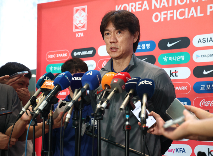 대한민국 축구대표팀 홍명보 감독이 미국·멕시코와 평가전을 위해 1일 인천국제공항 2터미널을 통해 출국하기에 앞서 취재진과 인터뷰하고 있다. 연합뉴스