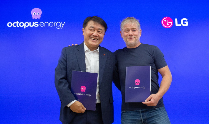 LG전자가 지난달 28일 영국 최대 전력회사 옥토퍼스 에너지와 손잡고 유럽 클린테크 분야의 전략적 협업을 위한 양해각서(MOU)를 체결했다. 협약식에서 LG전자 해외영업본부장 윤태봉 부사장(왼쪽)과 옥토퍼스 CEO 겸 설립자 그레그 잭슨이 기념 촬영을 하고 있다. LG전자 제공