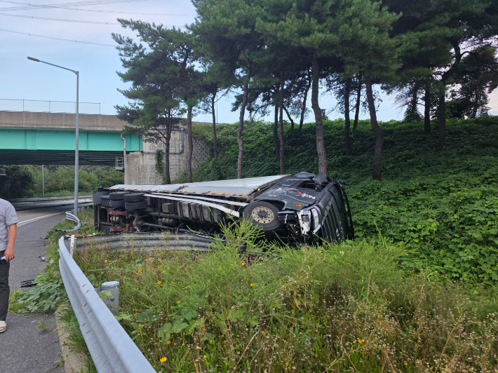 2일 부산울산고속도로 부산방향 장안나들목(IC) 램프구간에서 화물차량 1대가 전도됐다. 부산경찰청 제공 