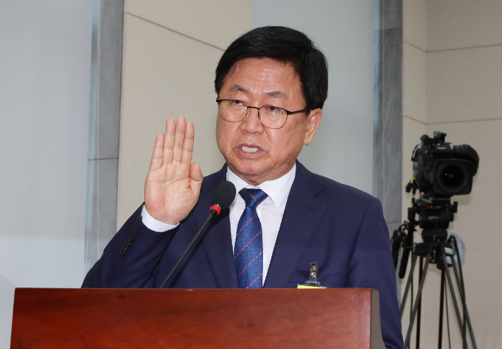 최교진 부총리 겸 교육부 장관 후보자가 2일 서울 여의도 국회 교육위원회에서 열린 인사청문회에서 선서하고 있다. 연합뉴스