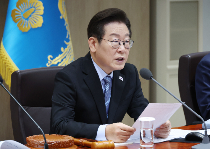 이재명 대통령이 2일 용산 대통령실에서 국무회의를 주재하고 있다. 연합뉴스