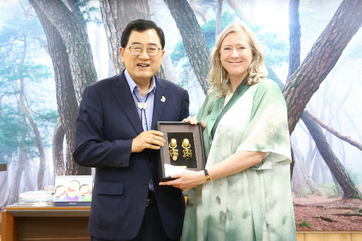 주낙영 경주시장이 시장실에서 던 베넷 주한뉴질랜드 대사를 접견한 후 기념촬영을 하고 있다. 경주시 제공