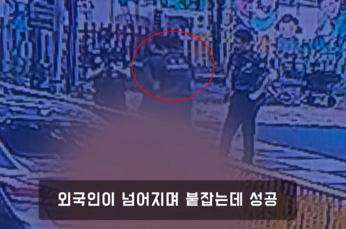경찰보고 줄행랑…무단횡단 잡고보니 '불법체류자' 줄줄이[영상]
