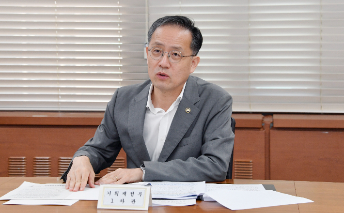 기획재정부 이형일 차관이 9월 2일 오전 서울 종로구 정부서울청사에서 열린 '제56차 물가관계차관회의'를 주재, 모두발언을 하고 있다. 기획재정부 제공