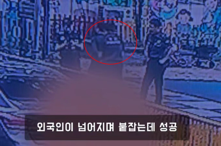 경찰보고 줄행랑…무단횡단 잡고보니 '불법체류자' 줄줄이[영상]