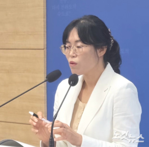 박남미 전주시 도서관평생학습본부장이 2일 시청에서 제8회 전주독서대전 프로그램을 발표하고 있다. 최명국 기자