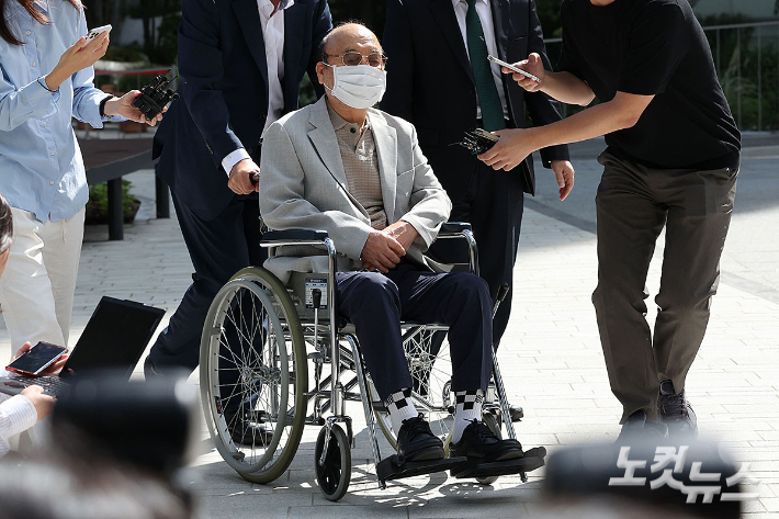 '나토 목걸이 자수' 이봉관 회장, 휠체어 탄 채 특검 출석 [노컷네컷]