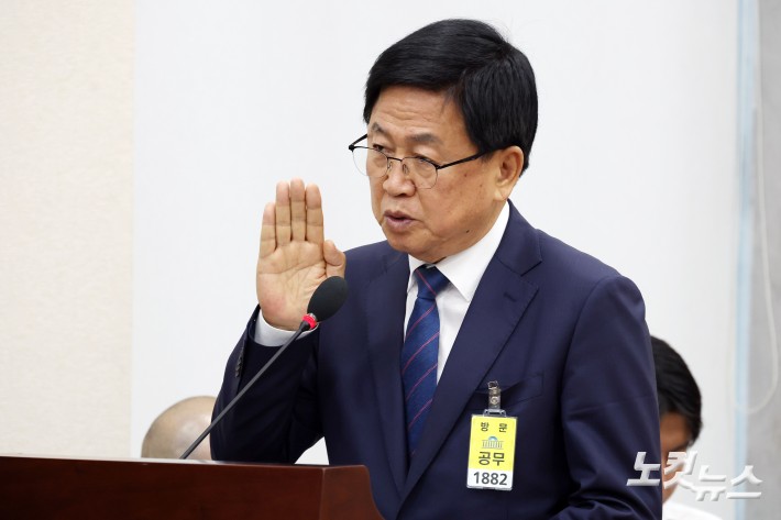 선서하는 최교진 부총리 겸 교육부 장관 후보자