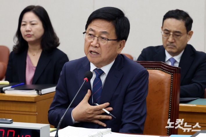 최교진 사회부총리 겸 교육부장관 후보자가 2일 서울 여의도 국회에서 열린 교육위원회 인사청문회 질의에 답변을 하고 있다.