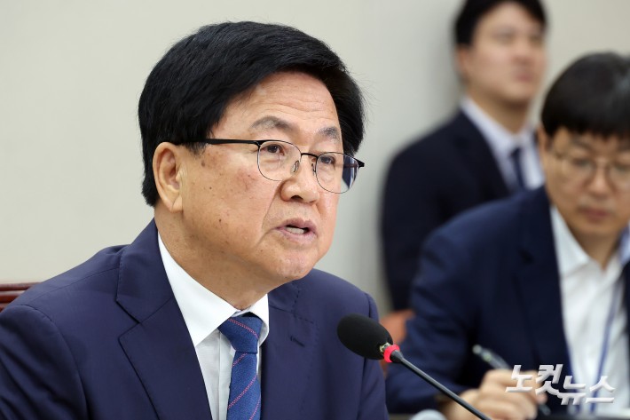 최교진 사회부총리 겸 교육부장관 후보자가 2일 서울 여의도 국회에서 열린 교육위원회 인사청문회 질의에 답변을 하고 있다.