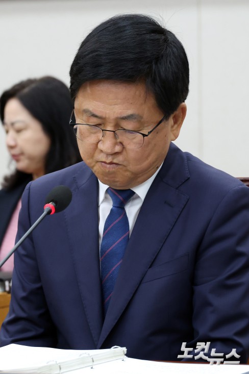 최교진 사회부총리 겸 교육부장관 후보자가 2일 서울 여의도 국회에서 열린 교육위원회 인사청문회에서 굳은 표정을 짓고 있다.