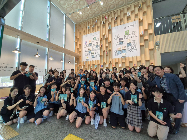 울산 울주군 천상중학교는 9월 1일 '라온 책마루' 책카페 개소식을 열었다. 울산광역시교육청 제공