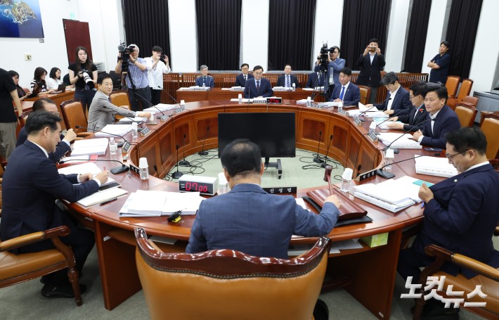 정보위원회 전체회의