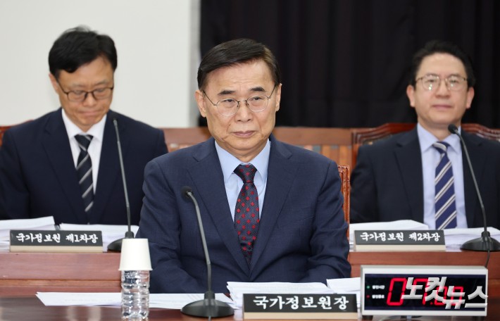 이종석 국가정보원장(가운데)이 2일 국회 정보위 전체회의에 출석해 의원들의 발언을 듣고 있다. 2025.9.2