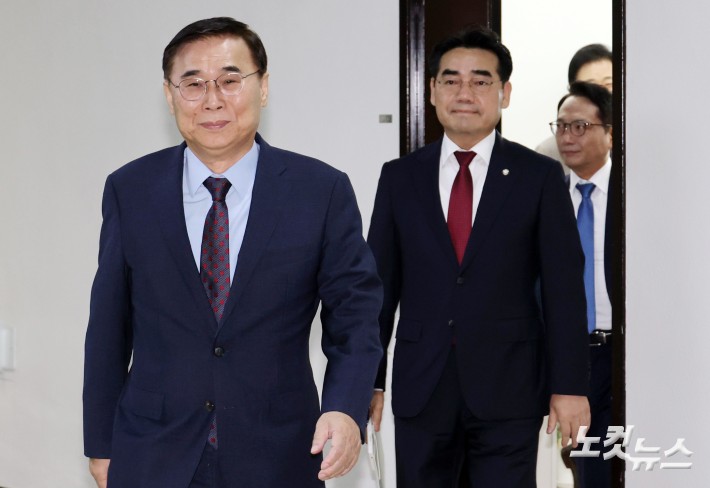 이종석 국가정보원장(왼쪽)과 국회 정보위원들이 2일 정보위 전체회의에 입장하고 있다. 2025.9.2