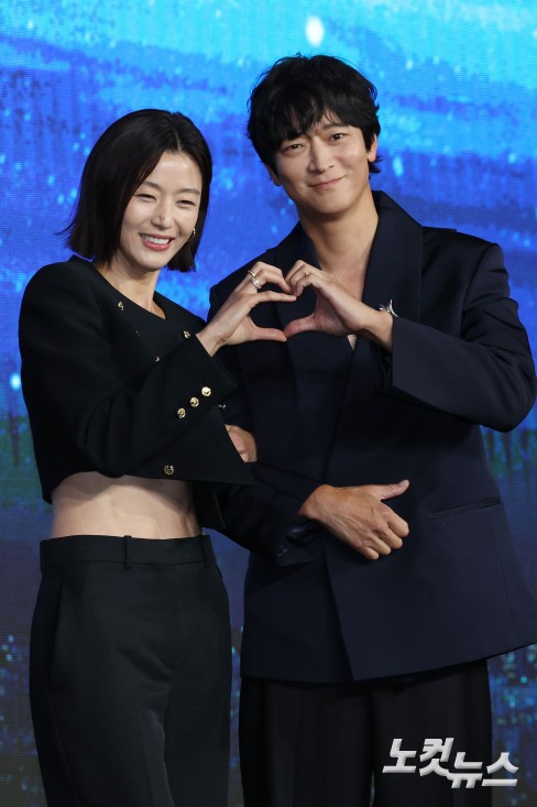 배우 전지현, 강동원이 2일 오전 서울 종로구 포시즌스 호텔에서 진행된 디즈니 플러스 오리지널 시리즈 