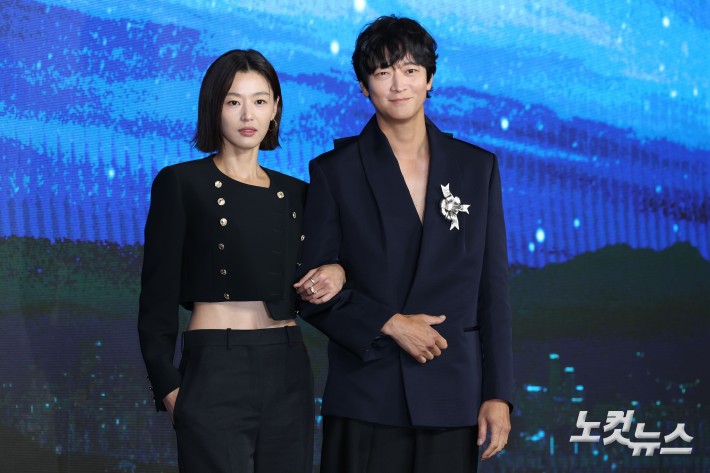 배우 전지현, 강동원이 2일 오전 서울 종로구 포시즌스 호텔에서 진행된 디즈니 플러스 오리지널 시리즈 