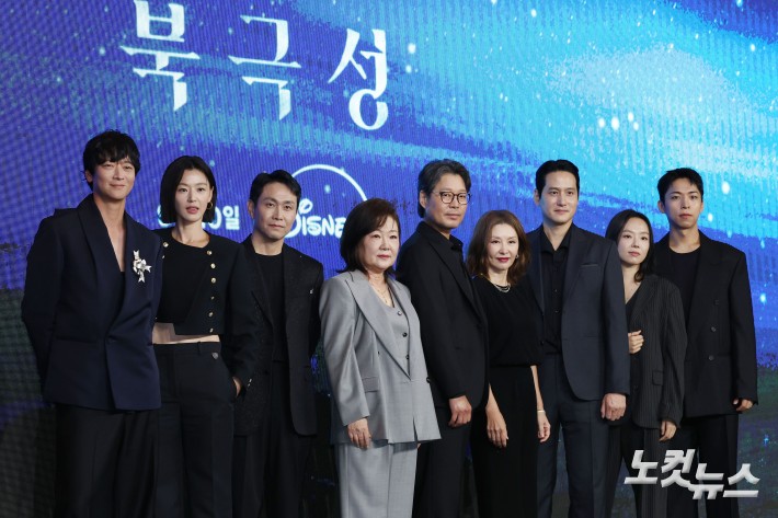 배우 강동원, 전지현, 오정세, 김해숙, 유재명, 이미숙, 박해준, 이상희, 주종혁이 2일 오전 서울 종로구 포시즌스 호텔에서 진행된 디즈니 플러스 오리지널 시리즈 