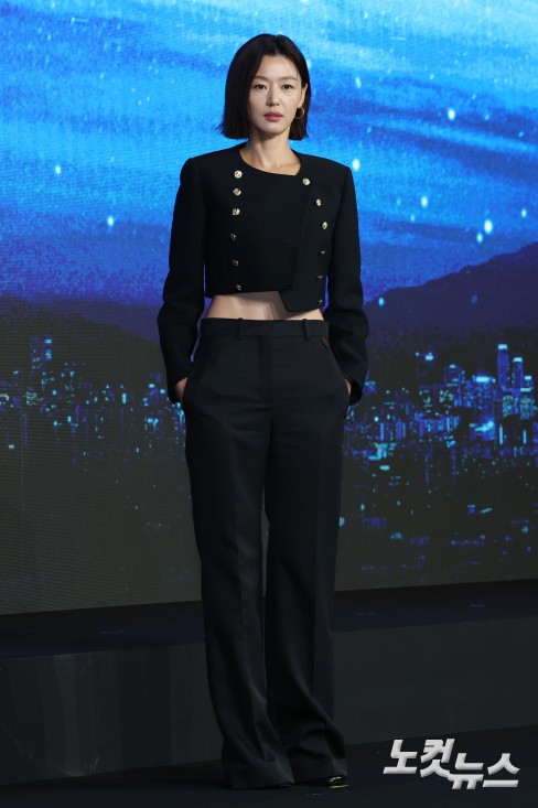 배우 전지현이 2일 오전 서울 종로구 포시즌스 호텔에서 진행된 디즈니 플러스 오리지널 시리즈 