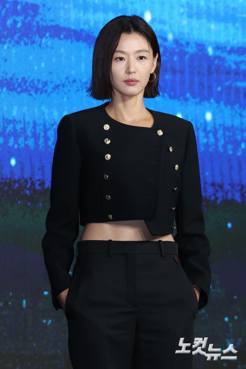 배우 전지현이 2일 오전 서울 종로구 포시즌스 호텔에서 진행된 디즈니 플러스 오리지널 시리즈 