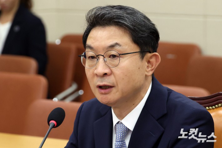 이억원 금융위원장 후보자가 2일 서울 여의도 국회에서 열린 정무위원회 인사청문회에서 질의에 답변을 하고 있다.