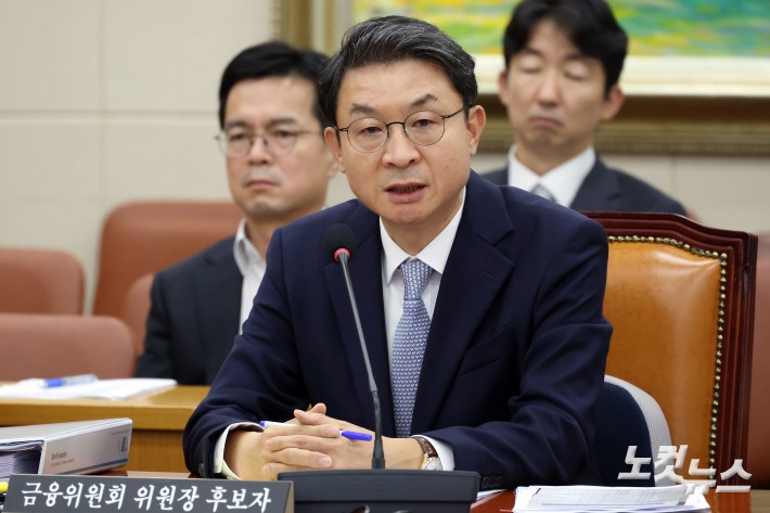 이억원 금융위원장 후보자가 2일 서울 여의도 국회에서 열린 정무위원회 인사청문회에서 질의에 답변을 하고 있다.