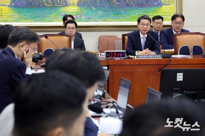 이억원 금융위원장 후보자가 2일 서울 여의도 국회에서 열린 정무위원회 인사청문회에서 질의에 답변을 하고 있다.