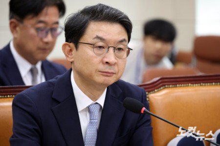 이억원 금융위원장 후보자가 2일 서울 여의도 국회에서 열린 정무위원회 인사청문회에서 질의를 받고 있다.
