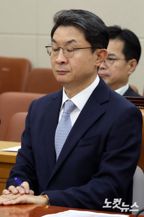 이억원 금융위원장 후보자가 2일 서울 여의도 국회에서 열린 정무위원회 인사청문회에서 눈을 감고 생각에 잠겨있다.