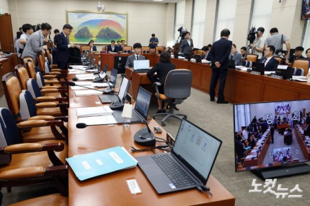 2일 서울 여의도 국회에서 열린 정무위원회의 이억원 금융위원장 후보자 인사청문회가 금융위원회 조직개편 논란으로 정회가 되고 있다.