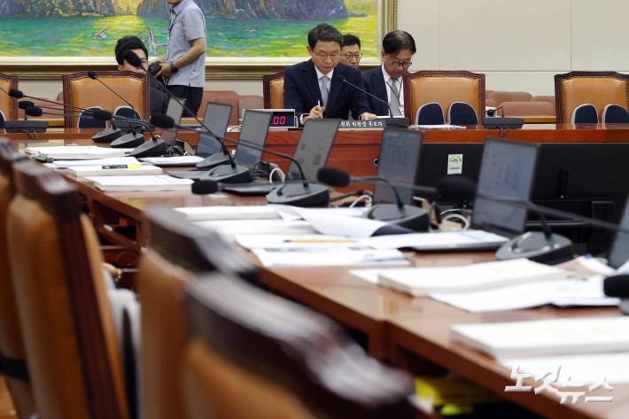 2일 서울 여의도 국회에서 열린 정무위원회의 이억원 금융위원장 후보자 인사청문회가 금융위원회 조직개편 논란으로 정회가 되고 있다.