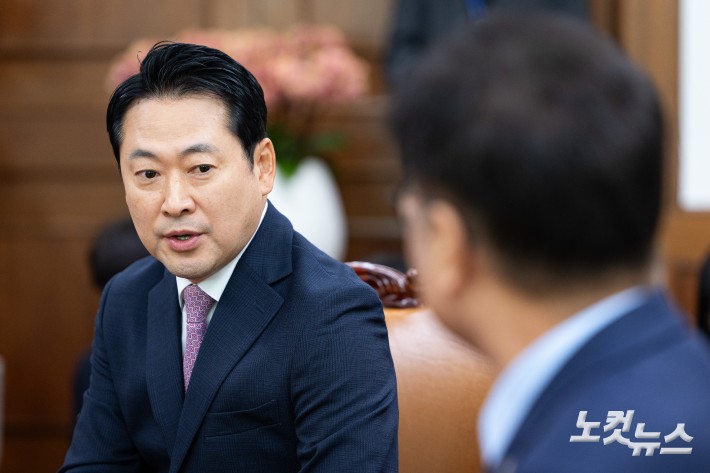 장동혁 국민의힘 대표가 2일 서울 여의도 국회에서 우원식 국회의장을 예방하고 있다.