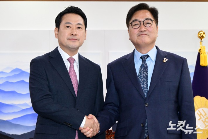 장동혁 국민의힘 대표가 2일 서울 여의도 국회에서 우원식 국회의장을 예방해 기념촬영을 하고 있다.