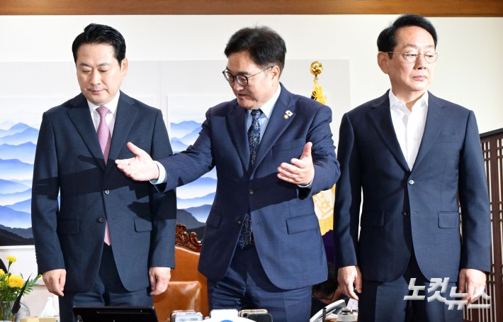 장동혁 국민의힘 대표가 2일 서울 여의도 국회에서 우원식 국회의장을 예방해 기념촬영을 하고 있다. 오른쪽은 김도읍 정책위의장.