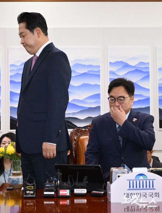 장동혁 국민의힘 대표가 2일 서울 여의도 국회에서 우원식 국회의장을 예방해 기념촬영을 한 후 자리로 향하고 있다.