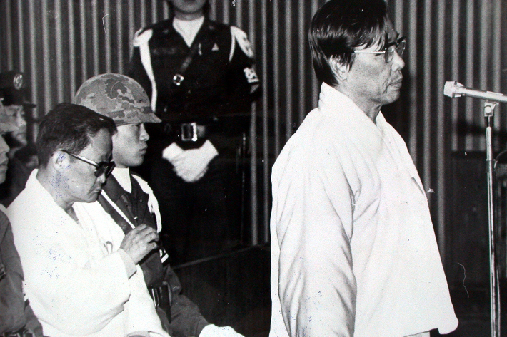 계엄 고등군사재판 3차 공판에서 변호인단의 보충심문에 답하는 김재규 전 중앙정보부장(오른쪽)과 박정희 전 대통령 사망 당시 비서실장을 지낸 김계원 피고인(왼쪽). 연합뉴스