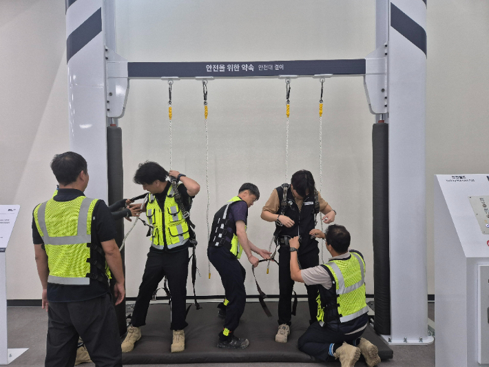 지난 1일 부산항만공사가 라면한 '중대재해 ZERO 달성을 위한 안전 실천 공동결의대회'에서 관계자들이 안전 현장 체험을 하고 있다. 부산항만공사 제공